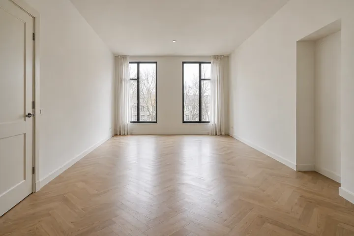 The generated photo of the empty living room